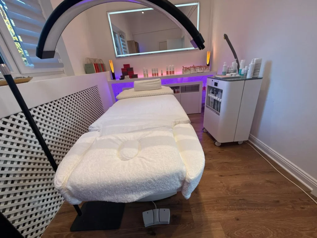 Das Lippen-Needling, eine spezialisierte Form des Microneedlings, hat sich als hochwirksame Methode etabliert, um die empfindliche Lippenpartie zu verjüngen. Es handelt sich hierbei um eine minimal-invasive ästhetische Behandlung, bei der durch gezielte, winzige Nadelstiche die natürlichen Regenerationsprozesse der Haut angeregt werden. Das Ziel ist es, die Lippen voller, glatter und definierter erscheinen zu lassen und feine periorale Fältchen, oft als „Raucherfältchen“ bekannt, effektiv zu mildern.