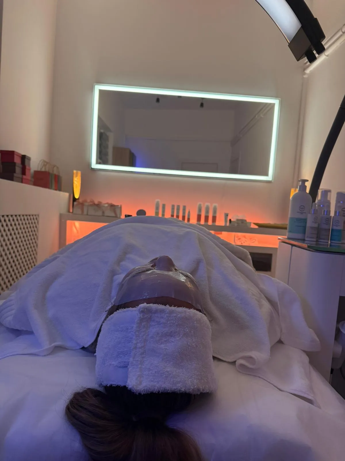 Ein strahlender Teint, feine Poren und das berühmte "Glow"-Gefühl – das sind die Wünsche, die Frauen und Männer gleichermaßen in die Kosmetikstudios der Hansestadt treiben. Wer sich in den sozialen Medien oder Schönheitsmagazinen umsieht, kommt an einem Begriff nicht vorbei: Hydra Facial Hamburg. Diese Behandlung hat sich in rasanter Geschwindigkeit von einem Geheimtipp der Hollywood-Stars zu einem festen Bestandteil der modernen Hautpflege entwickelt. Doch was genau verbirgt sich hinter diesem Hype, und warum schwören so viele darauf? Wir haben die wichtigsten Informationen und Fakten aus verschiedenen Expertenquellen zusammengetragen, um Ihnen einen umfassenden Einblick zu geben.