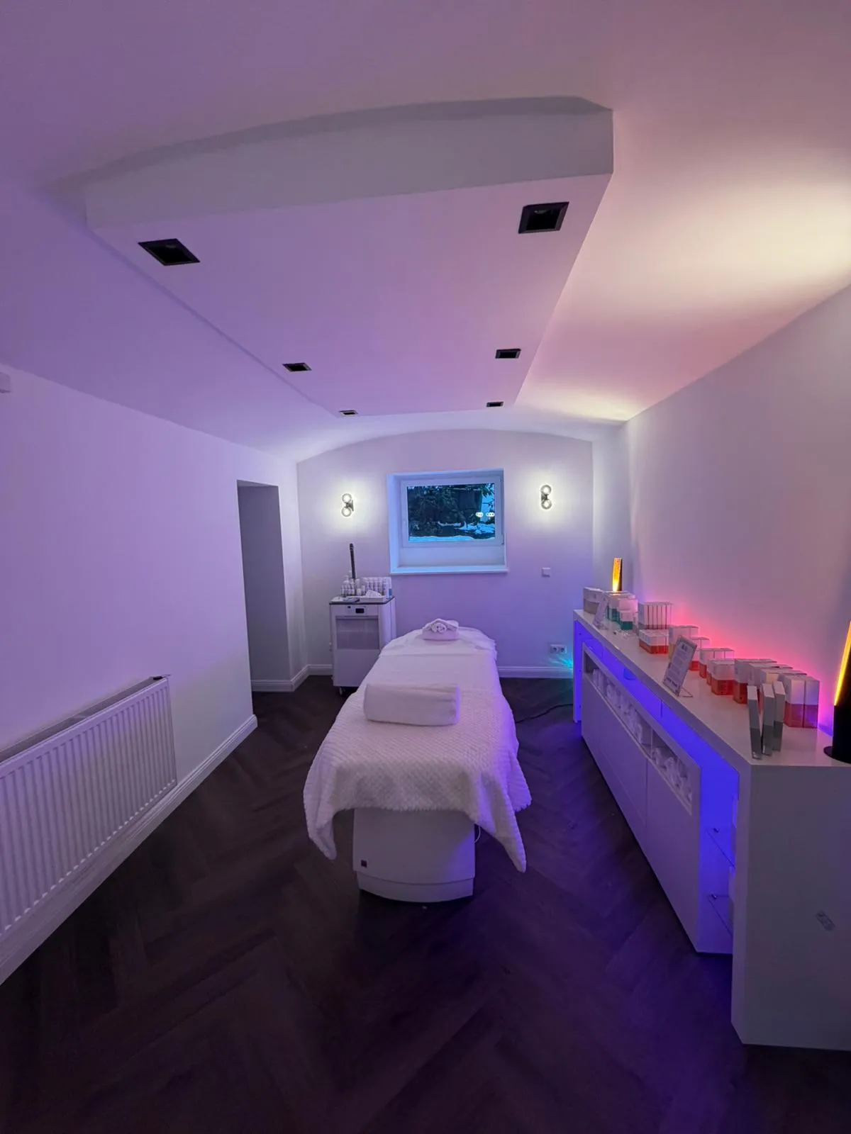 Moin! Wer im Hamburger Berufsleben steht – sei es in den gläsernen Büros der HafenCity, in den traditionsreichen Kanzleien am Neuen Wall oder in der dynamischen Tech-Szene von Altona – weiß: Performance ist alles. Aber Leistung hört nicht beim Terminplan auf. Im Jahr 2026 ist ein neues Konzept in der Hansestadt angekommen, das weit über die klassische Gesichtspflege hinausgeht: Bio-Hacking Haut.