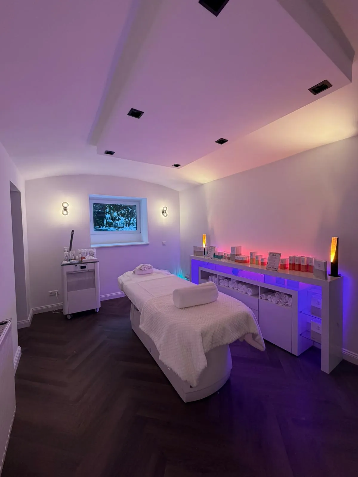 Endlich ist er da: der Sommer. Wir freuen uns auf lange Tage am Strand, laue Nächte und das Gefühl von Sonne auf der Haut. Doch während unsere Seele im Urlaub auftankt, bedeutet diese Jahreszeit für unser größtes Organ oft Stress pur. Hitze, UV-Strahlung, Salzwasser und Chlor setzen der Hautbarriere zu. Wer aus dem Urlaub nicht mit Trockenheitsfältchen, Pigmentflecken oder Unreinheiten zurückkehren möchte, muss seine Gewohnheiten anpassen. Eine gut durchdachte Hautpflege Sommer Routine ist der Schlüssel, um den berühmten "Summer Glow" zu erhalten und gleichzeitig Schäden zu vermeiden.