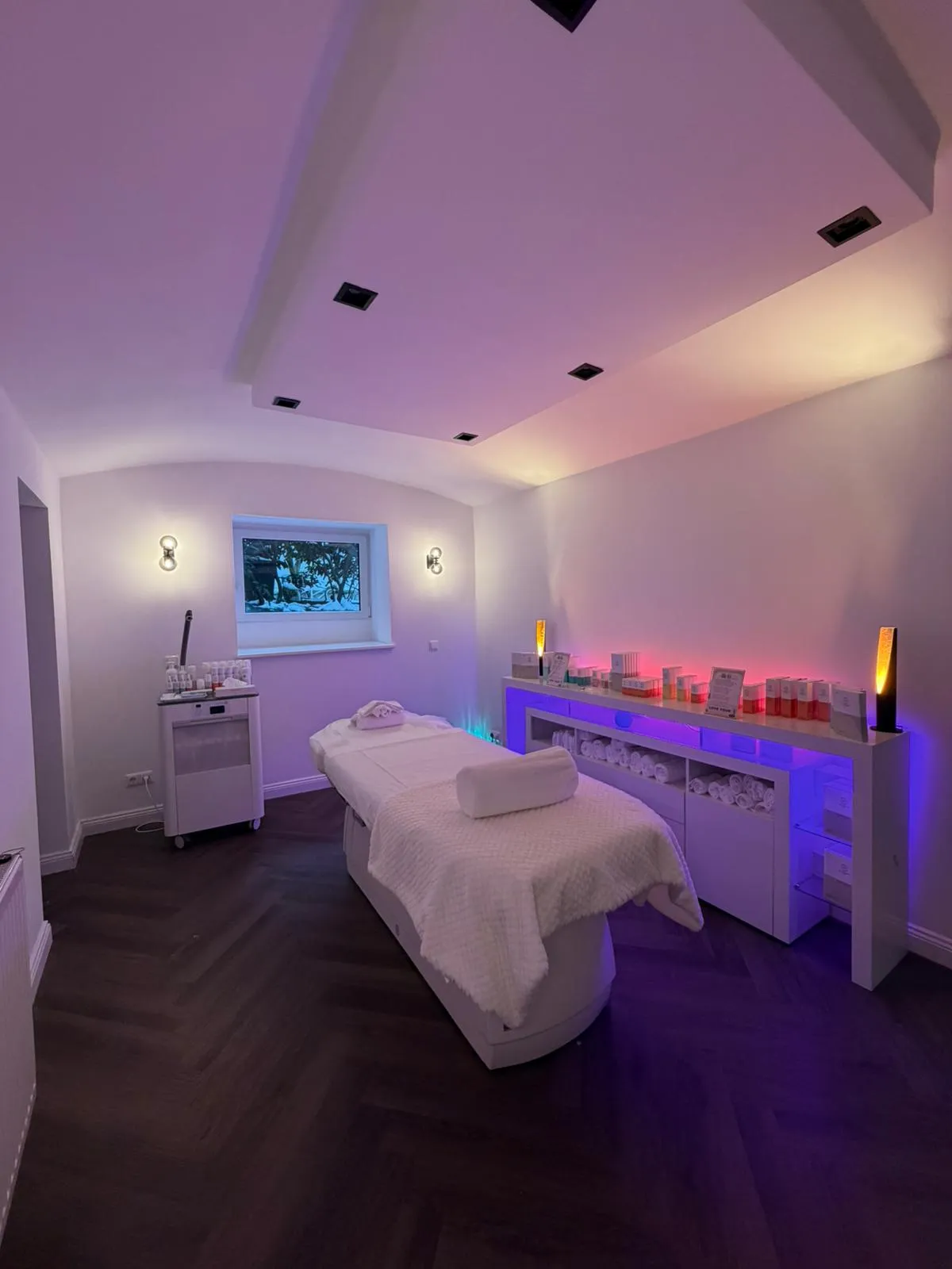 Moin aus dem Herzen Hamburgs! Wenn Sie in letzter Zeit durch Eimsbüttel oder das Grindelviertel spaziert sind, haben Sie vielleicht schon davon gehört: Ein neuer Begriff erobert die Beauty-Welt der Hansestadt. Polynucleotide Hamburg ist das Schlagwort, wenn es um ein frisches, erholtes Hautbild geht, ohne dabei „gemacht“ auszusehen.